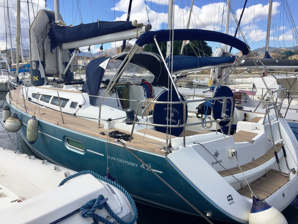 Barco de vela EN CHARTER, de la marca Jeanneau modelo 42i y del año 2011, disponible en Port  Marina Palamós Palamós Girona España